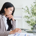 a person working on a hubpsot reporting